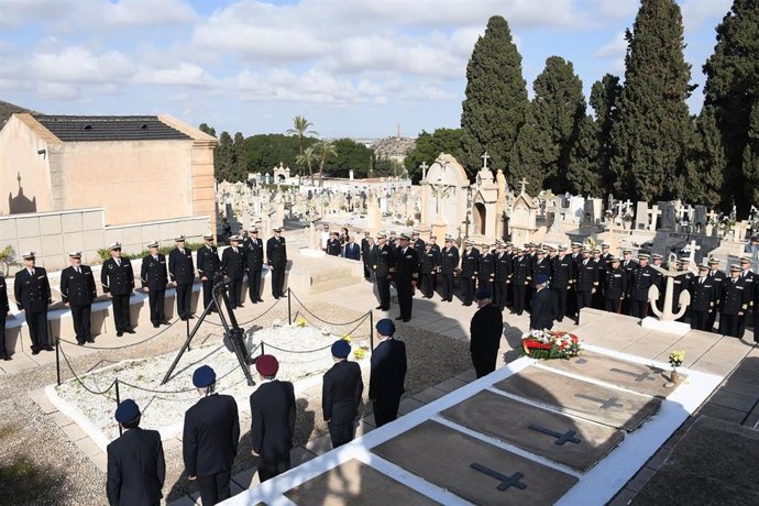 La Armada homenajea a sus difuntos en el cementerio de Cartagena