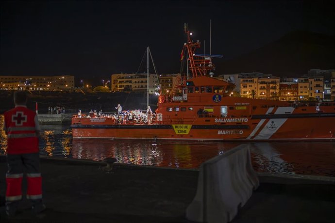 Archivo - La Guardamar Calliope lleva a bordo a más de 300 migrantes, que llegan al puerto de La Restinga tras ser rescatados, a 20 de septiembre de 2024, en El Hierro, Canarias (España). La Guardamar Calliope salió a buscar a una embarcación que se encon