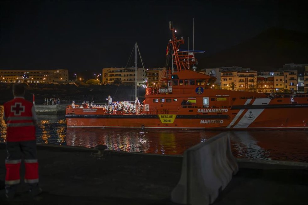 Archivo - La Guardamar Calliope lleva a bordo a más de 300 migrantes, que llegan al puerto de La Restinga tras ser rescatados, a 20 de septiembre de 2024, en El Hierro, Canarias (España). La Guardamar Calliope salió a buscar a una embarcación que se enc
