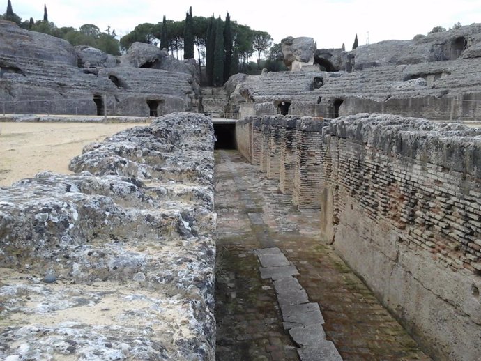 Archivo - Foso del anfiteatro de Itálica