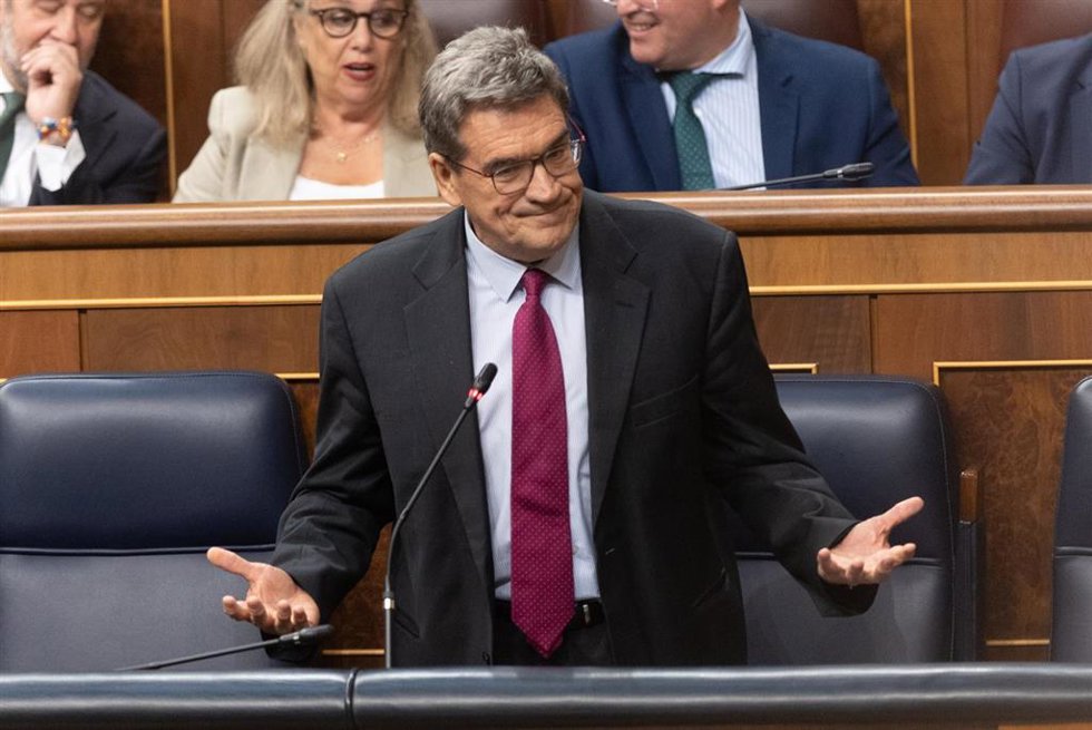 Archivo - El ministro para la Transformación Digital, José Luis Escrivá, interviene durante una sesión de control al Gobierno, en el Congreso de los Diputados, a 26 de junio de 2024, en Madrid (España).  La financiación singular para Cataluña protagoniz