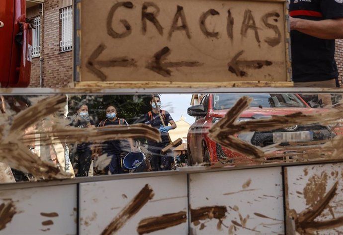 Varias personas en una zona afectada por la DANA