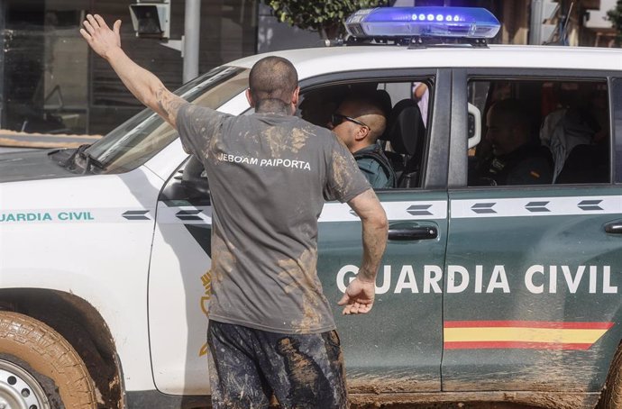 Un hombre habla con un agente de la Guardia Civil