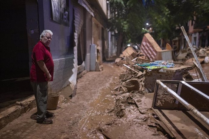 Una persona llena de barro, a 2 de noviembre de 2024, en Alfafar, Valencia, Comunidad Valenciana (España). 