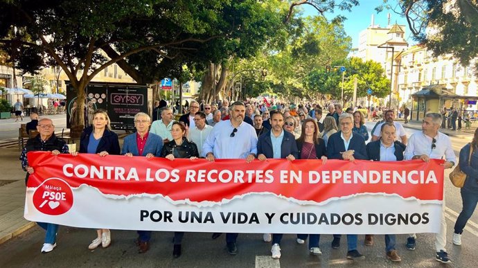 Movilización en Málaga contra recortes en el sistema de la dependencia, con la asistencia de representantes del PSOE. (Foto de archivo).