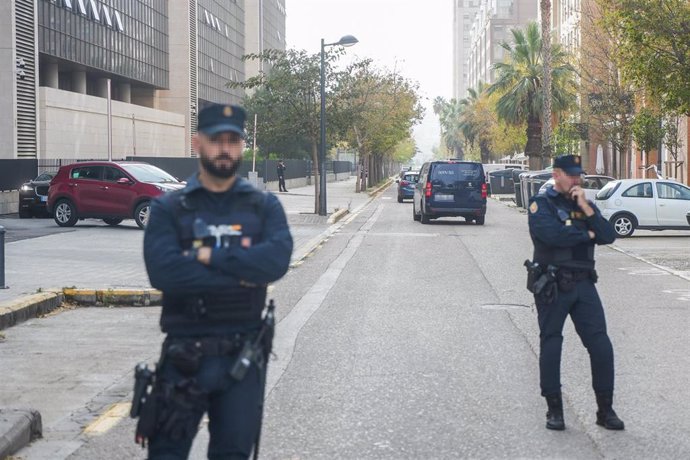 Una furgoneta traslada el cuerpo de una de las víctimas hasta la Ciudad de la Justicia de Valencia, a 30 de octubre de 2024, en València, Comunitat Valenciana (España).