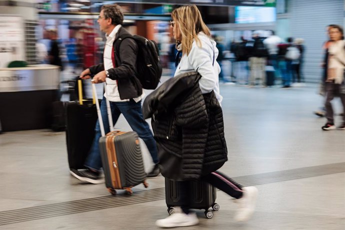 Pasajeros en la estación de tren de Atocha, a 21 de octubre de 2024, en Madrid (España). 