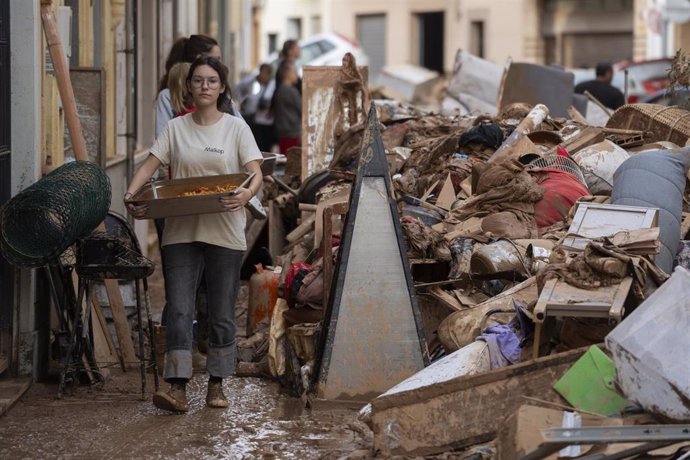 Varias personas colaboran en las labores de limpieza, a 31 de octubre de 2024, en Aldaia, Valencia, Comunidad Valenciana (España).