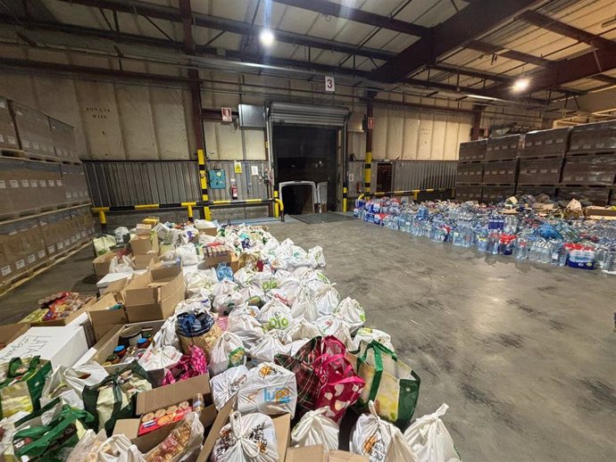 El primer día de la campaña del Ayuntamiento de Burgos de recogida de alimentos para los damnificados por la DANA