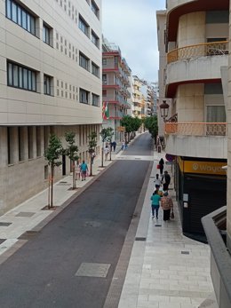 Archivo - Gente por la calle Puerto de Huelva en septiembre.