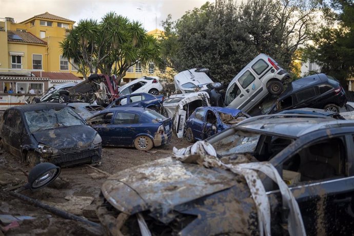 Varios coches amontonados, a 2 de noviembre de 2024, en Alfafar, Valencia, Comunidad Valenciana (España). 