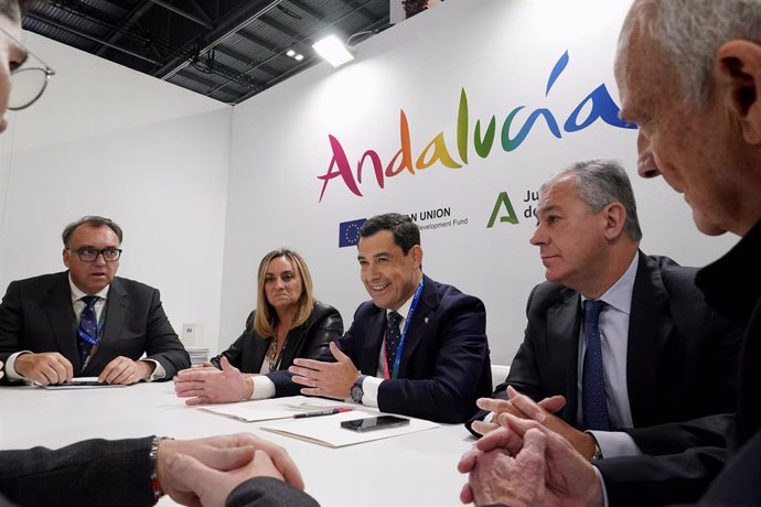 Archivo - El presidente de la Junta de Andalucía, Juanma Moreno, en una imagen de archivo en la World Travel Market 2023, junto a los alcaldes Marifrán Carazo y José Luis Sanz. 