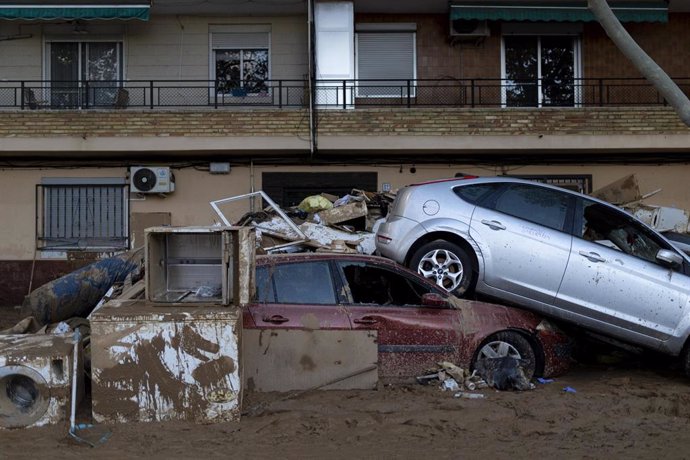 Varios coches amontonados, a 2 de noviembre de 2024, en Alfafar, Valencia, Comunidad Valenciana (España). Más de 200 voluntarios de Protección Civil de toda España están participando en las tareas de emergencia como consecuencia de la DANA que el pasado 2