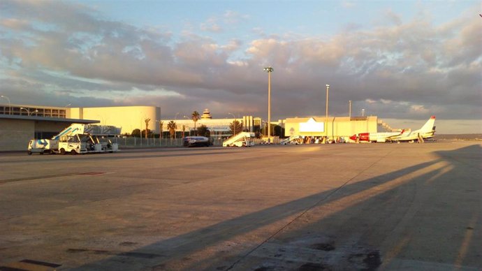 Archivo - Una pista del aeropuerto de Sont Sant Joan (Palma).