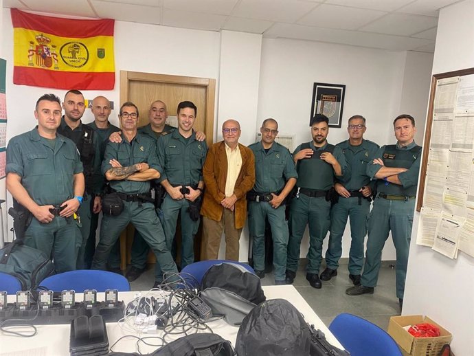 El subdelegado del Gobierno en Pontevedra, Abel Losada, con una decena de agentes de la Guardia Civil que se desplazan a Valencia.