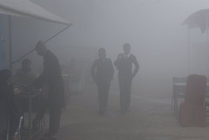 Archivo - February 1, 2022, Lahore, Punjab, Pakistan: Pakistani citizens and students on their way during a cold and dense foggy morning in Lahore. Pakistani residents and commuters are more worried than surprised due to the sudden layer of dense fog and 