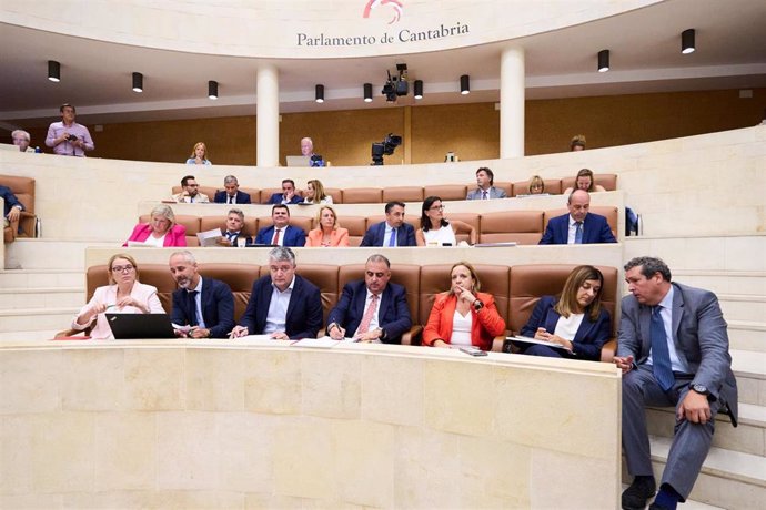 Archivo - Diputados del PP y Vox en el Parlamento de Cantabria 