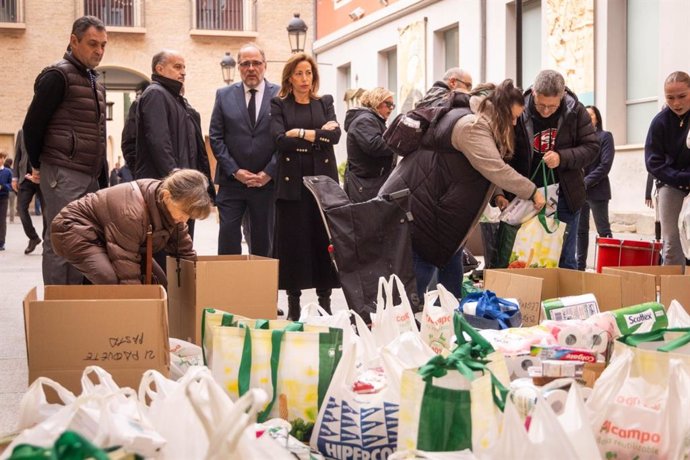 La alcaldesa de Zaragoza, Natalia Chueca, este domingo en la plaza de La Seo en el acto de solidaridad convocado por la Junta Coordinadora de Cofradías para recoger donaciones con destino a las zonas de Valencia afectadas por la DANA.