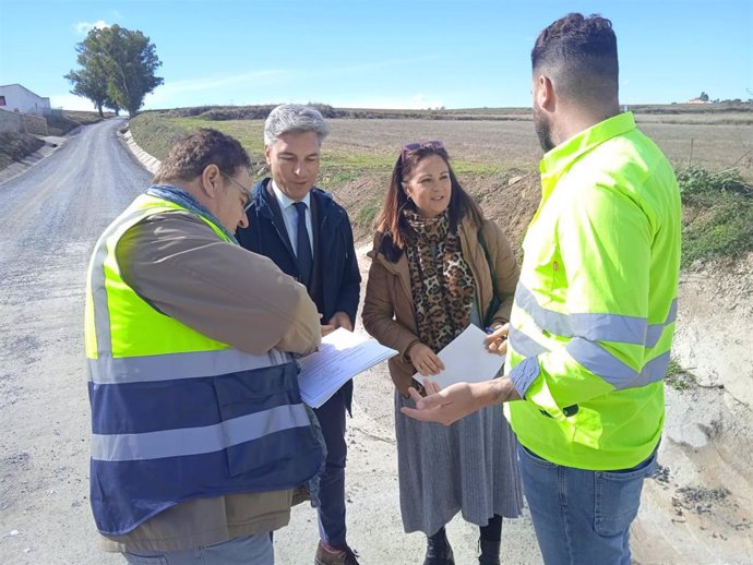 Visita del delegado provincial de Infraestructuras, Sostenibilidad y Agricultura, Andrés Lorite y la alcaldesa de Fuente Obejuna, Silvia Mellado.