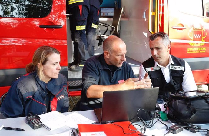 Archivo - Carlos Novillo supervisa  labores de extinción en un incendio en un puesto avanzado instalado en el municipio de Rascafría. Archivo.