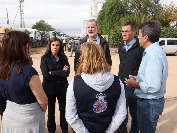 El Rey Felipe VI, durante su visita a una zona afectada por la DANA