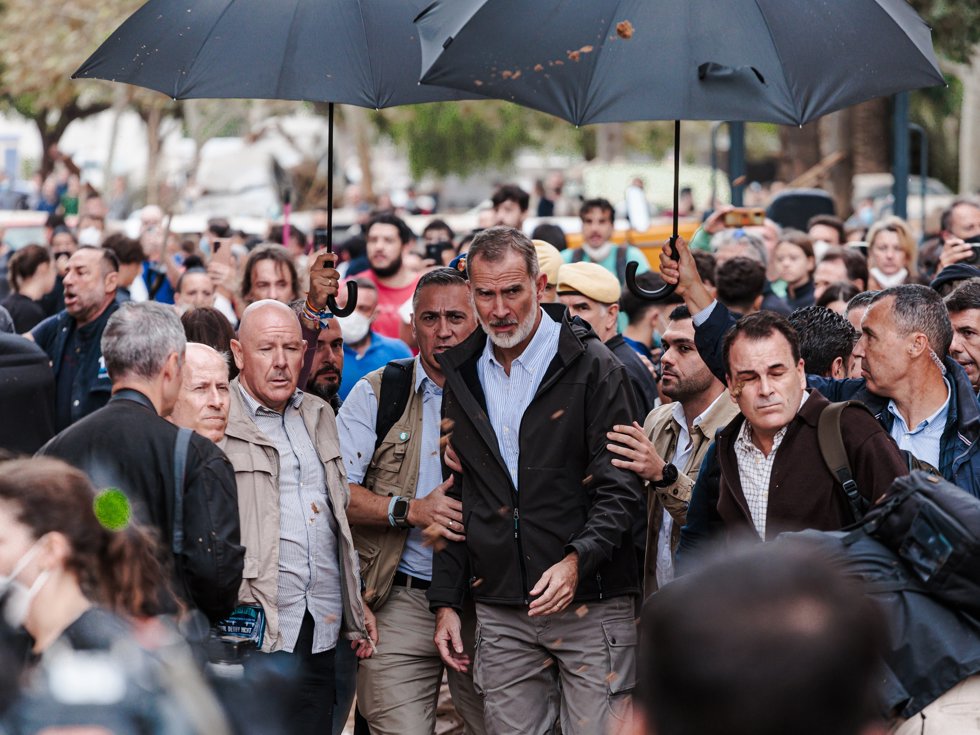 El Rey Felipe VI, durante su visita a una zona afectada por la DANA
