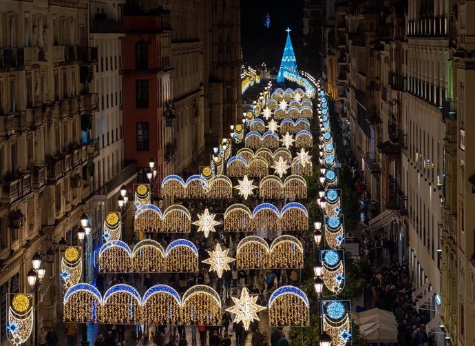 Archivo - Imagen de archivo del alumbrado de Navidad de Sevilla. 