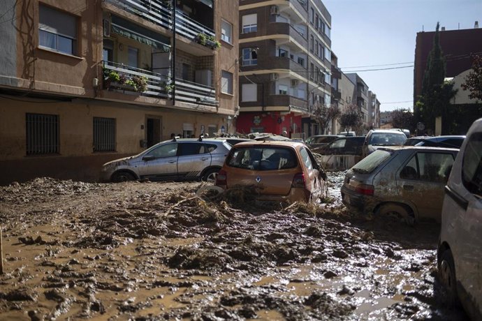 Varios coches amontonados llenos de barro, a 2 de noviembre de 2024, en Valencia, Comunidad Valenciana (España). 