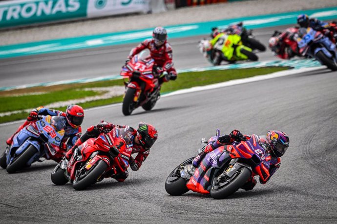 89 MARTIN Jorge (spa), Prima Pramac Racing, Ducati Desmosedici GP24, action with 01 BAGNAIA Francesco (ita), Ducati Lenovo Team, Ducati Desmosedici GP24 during the 2024 MotoGP Petronas Grand Prix of Malaysia on the Sepang International Circuit from Novemb