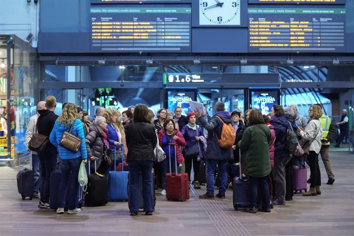 Pasajeros de la Estación de tren de Santa Justa. A 31 de octubre de 2024, en Sevilla (Andalucía, España). La circulación de trenes de Media Distancia entre Sevilla (estación de Santa Justa) y Málaga está cortada desde este pasado miércoles por la tarde po