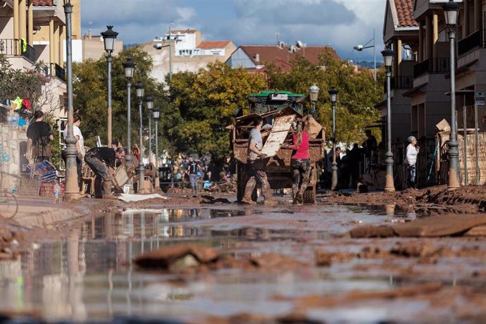 Vecinos y voluntarios limpian los estragos ocasionados por la DANA, a 1 de noviembre de 2024, en Utiel, Valencia, Comunidad Valenciana (España). 