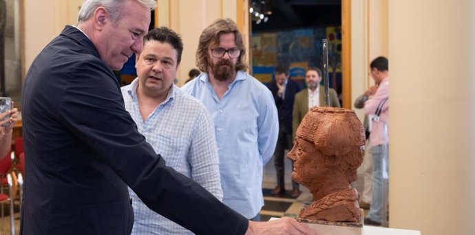 El presidente de Aragón, Jorge Azcón, junto a los creadores del busto de Nicanor Villalta.