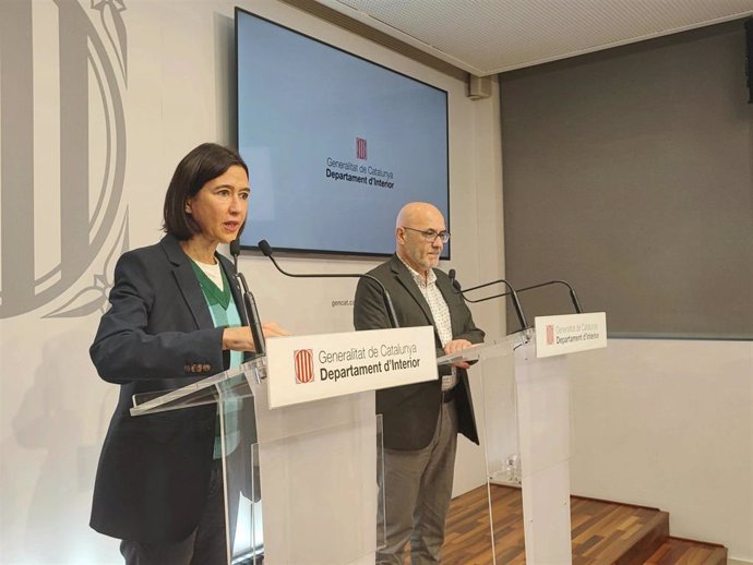 La consellera de Interior y Seguridad Pública de la Generalitat, Núria Parlon, y el director del Servei Català de Trànsit, Ramon Lamiel, en rueda de prensa en Barcelona (Catalunya), a 3 de noviembre de 2024