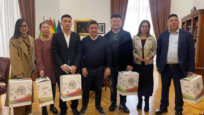 Imagen del encuentro del presidente de la Diputación de Jaén, Paco Reyes, con la Asociación de Promoción Económica y Cultural de China.