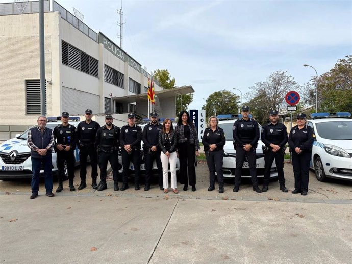 La alcaldesa de Huesca, Lorena Ordurna, con los policías que parten para las zonas de Valencia afectadas por la DANA