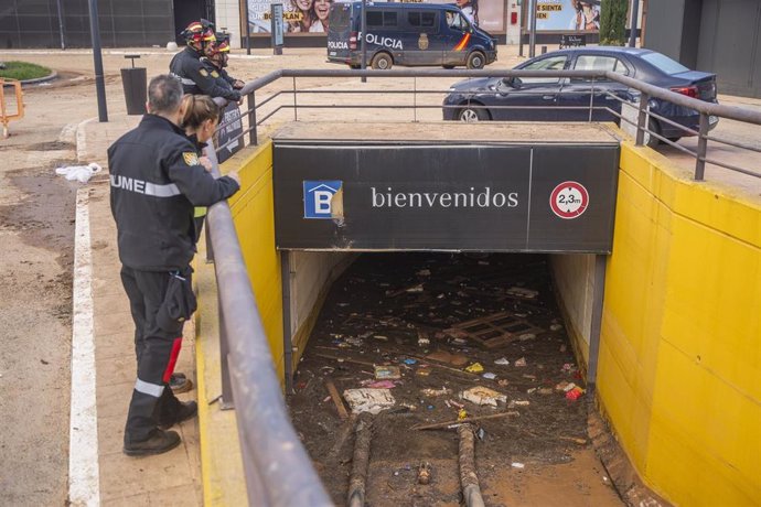 Efectivos de la UME junto al parking inundado del Centro Comercial Bonaire, a 3 de noviembre de 2024, en Valencia, Comunidad Valenciana (España).