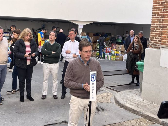 El alcalde de Madrid, José Luis Martínez-Almeida, en una comparecencia de desde uno de los espacios habilitados para ayudar a los afectados por la DANA