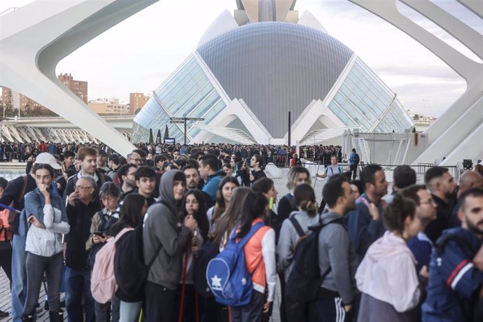 Imagen de los voluntarios que se desplazaron este sábado hasta la Ciudad de las Artes y las Ciencias de València para participar en las labores de ayuda a los afectados por la DANA.  