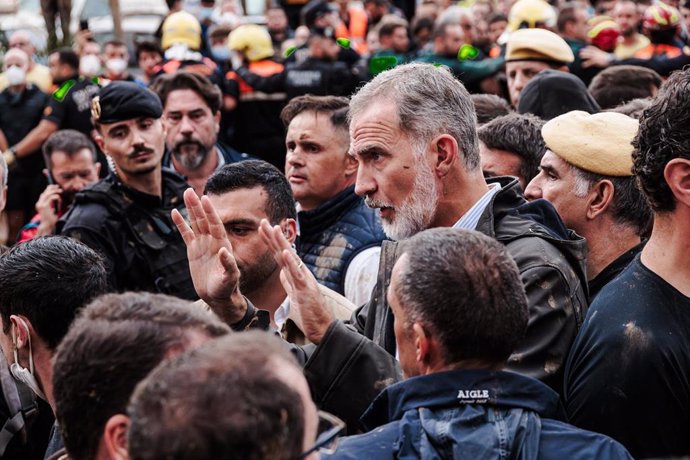 El Rey Felipe VI durante su visita a una zona afectada por la DANA, a 3 de noviembre de 2024, en Paiporta, Valencia, Comunidad Valenciana (España). 