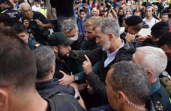 El rey Felipe VI habla con una de las personas que protestaban contra las autoridades en Paiporta