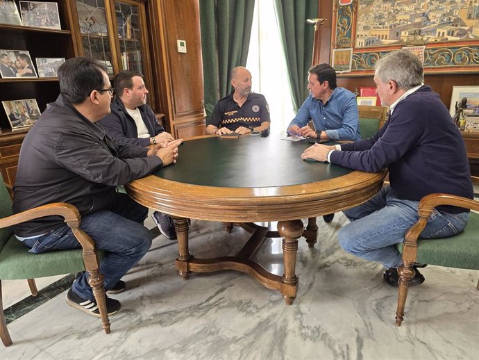 El presidente de la Diputación de Almería, Javier A. García, este domingo en la reunión de coordinación sobre la alerta roja de la AEMET para la provincia.