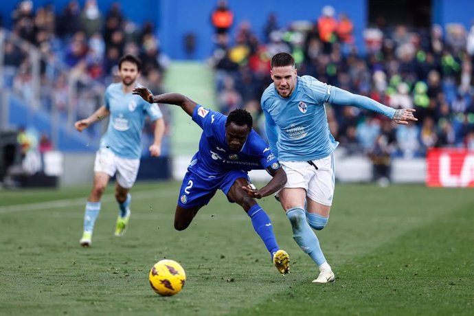 Archivo - Dakonam Djené y Mihailo Ristic en el Getafe-Celta de la pasada temporada