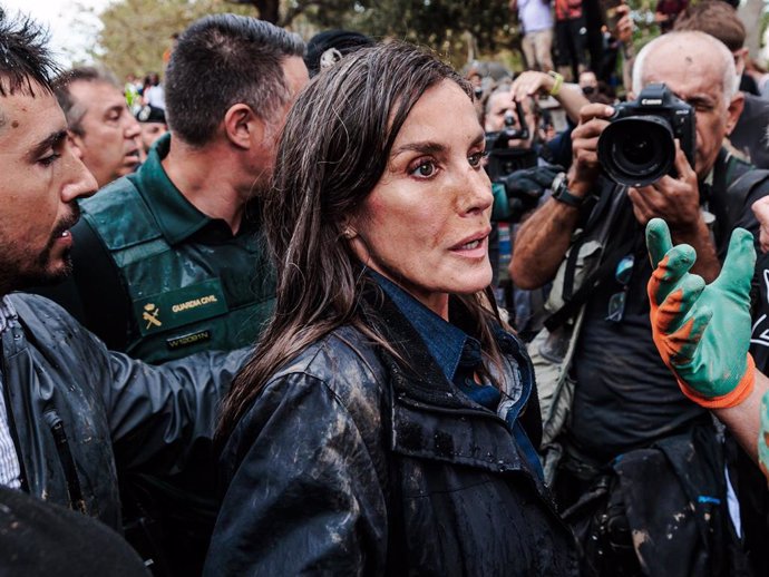 La Reina Letizia durante su visita a una zona afectada por la DANA, a 3 de noviembre de 2024, en Paiporta, Valencia, Comunidad Valenciana (España).