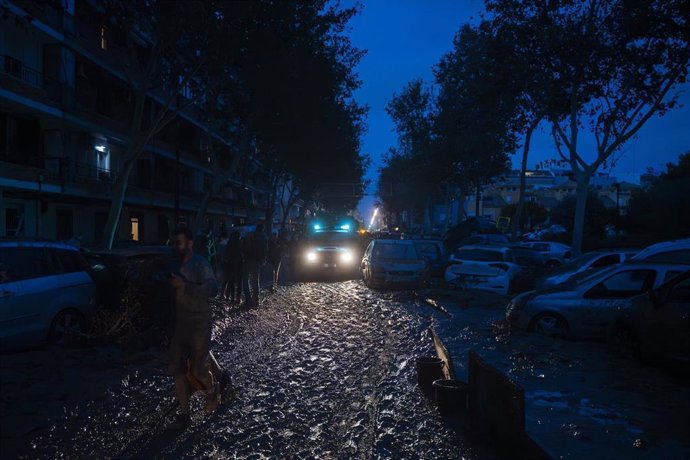 Varias personas limpian los estragos ocasionados por la DANA, a 1 de noviembre de 2024, en Benetusser, Valencia, Comunidad Valenciana (España). 