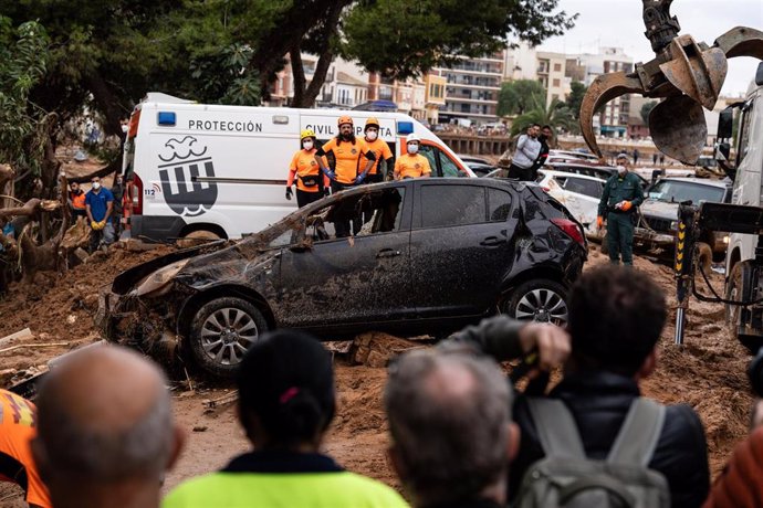 Búsqueda de víctimas en una zona afectada por la DANA, a 3 de noviembre de 2024, en Paiporta, Valencia, Comunidad Valenciana (España).