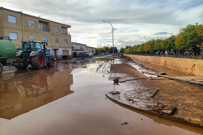 Un tractor colabora en la limpieza de las calles, a 1 de noviembre de 2024, en Utiel, Valencia, Comunidad Valenciana (España). 