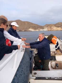 La Delegada del Gobierno de la Junta de Andalucía en Almería, Arázazu Martín y el delegado territorial de la Consejería de Agricultura y Pesca, Antonio Mena, conocen el arto de la pesca moruna del revés.