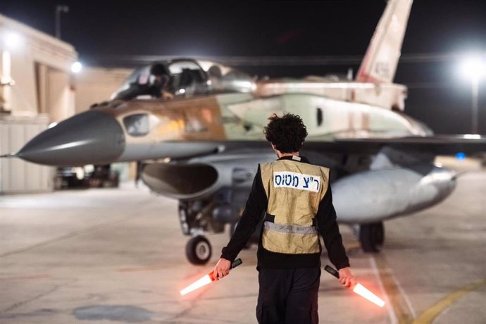 Avión de combate israelí antes de un ataque contra Irán