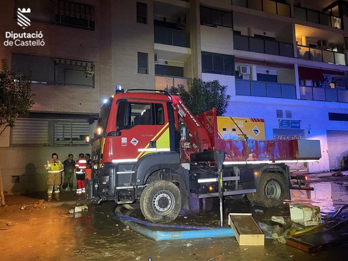 Efectivos del Consorcio Provincial de Bomberos de Castellón trabajan este domingo en la respuesta a los efectos de la DANA en la provincia de Valencia