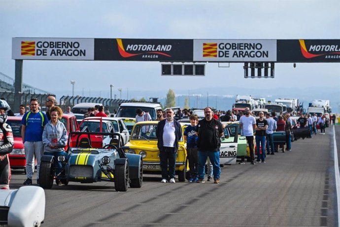 Los participantes en la Parade de Motorland se han bajado de sus vehículos antes del inicio de las dos vueltas al circuito alcañizano para guardar un minuto de silencio en memoria de las víctimas de la DANA.